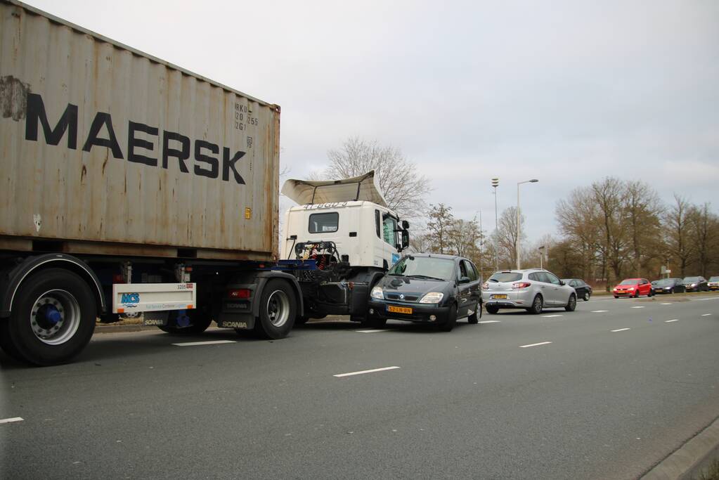 Vrachtwagen en auto botsen op elkaar