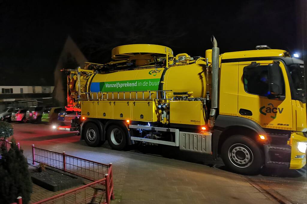 ACV reinigt wegdek na pechgeval met personenauto