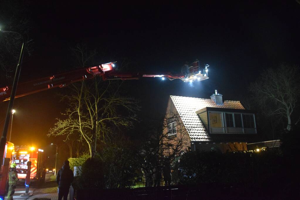 Brandweer veegt schoorsteen na schoorsteenbrand