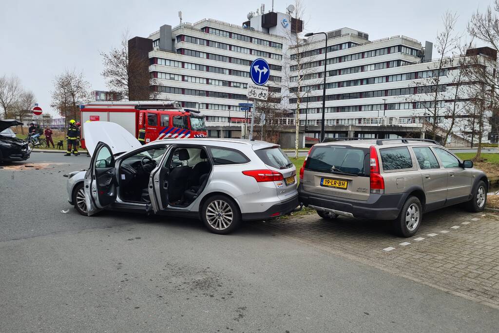 Twee auto's met elkaar in botsing op kruising