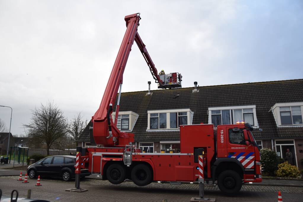 Brandweer legt losliggende dakpannen terug