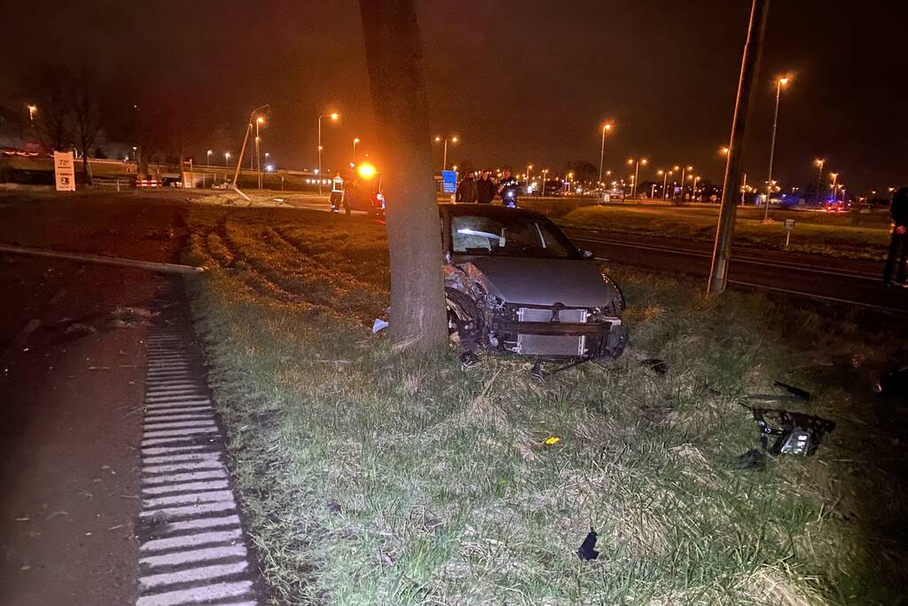 Bestuurder aangehouden na crash tegen boom