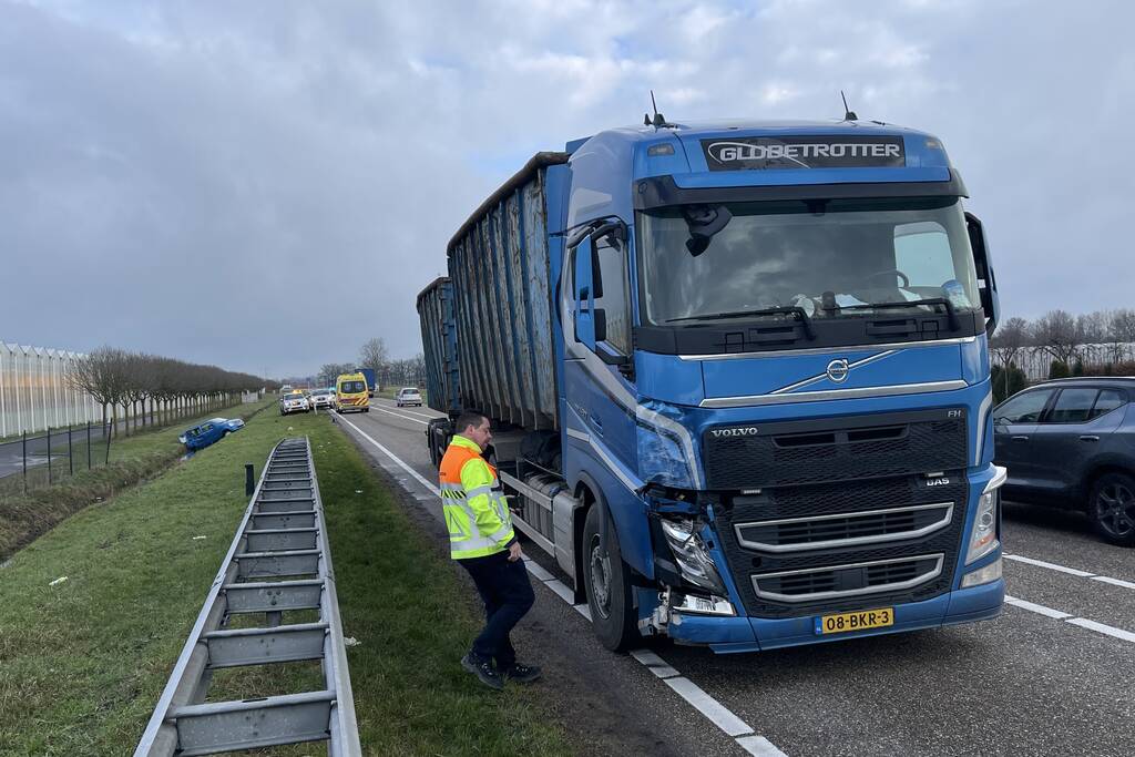 Auto belandt in de sloot na botsing met vrachtwagen