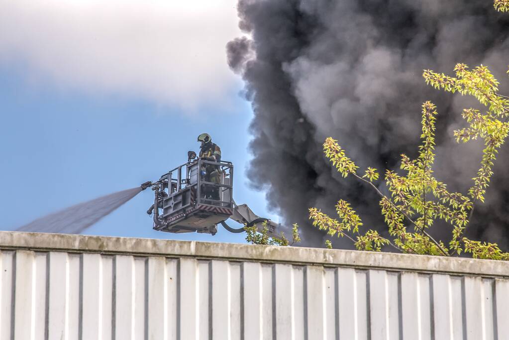 Forse rookontwikkeling bij brand in loods