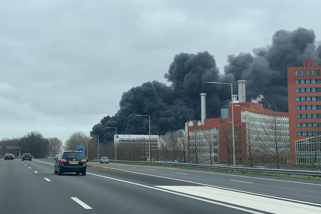 Enorme rookwolken bij grote brand in bedrijfspand