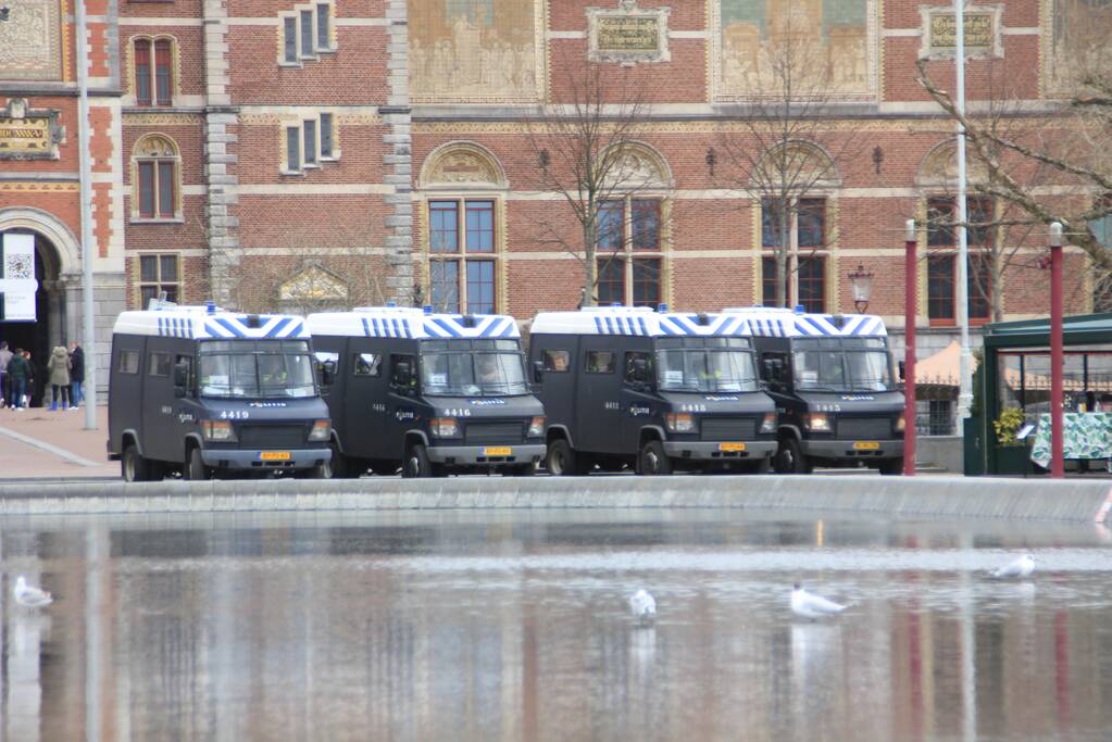 Opnieuw verzamelen demonstranten zich op het Museumplein