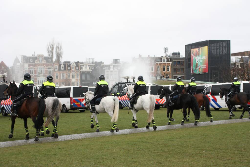 Opnieuw verzamelen demonstranten zich op het Museumplein