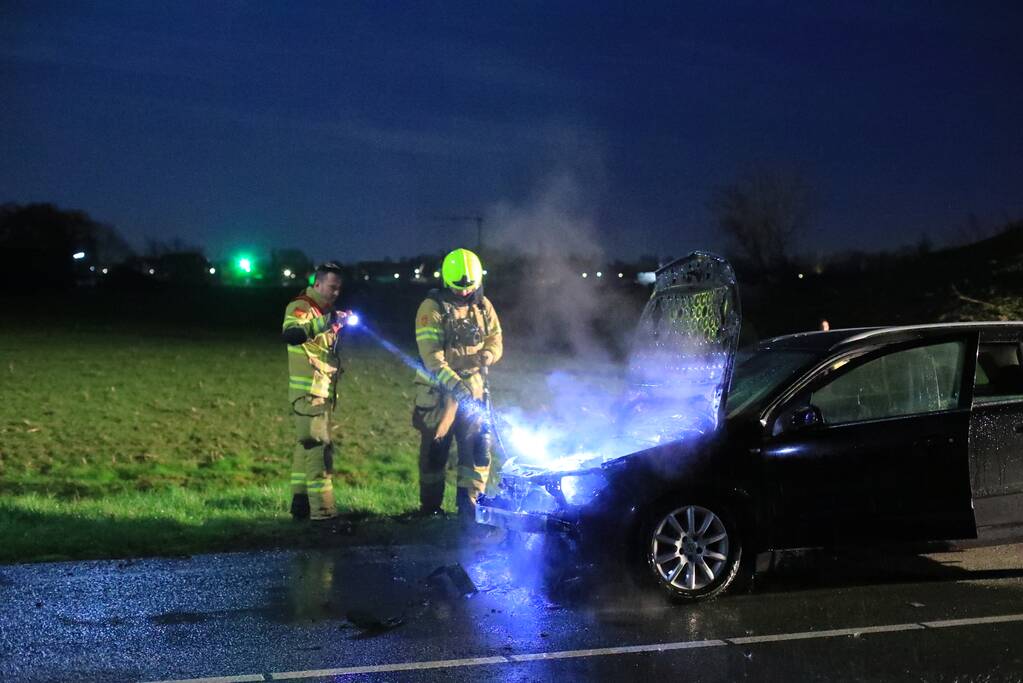 Motorcompartiment van personenauto uitgebrand