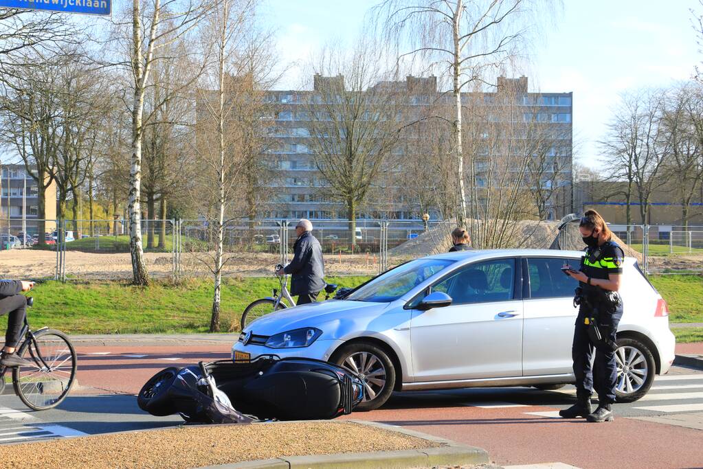 Scooter rijdt tegen auto aan