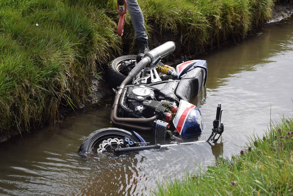 Motor breekt uit en belandt in de sloot