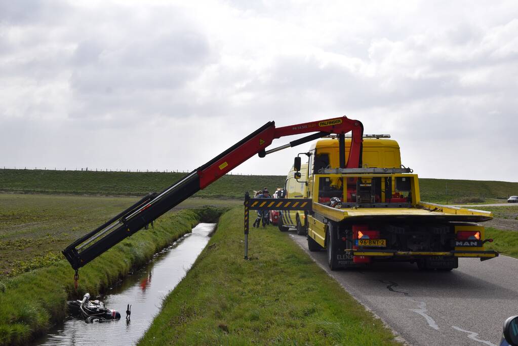 Motor breekt uit en belandt in de sloot