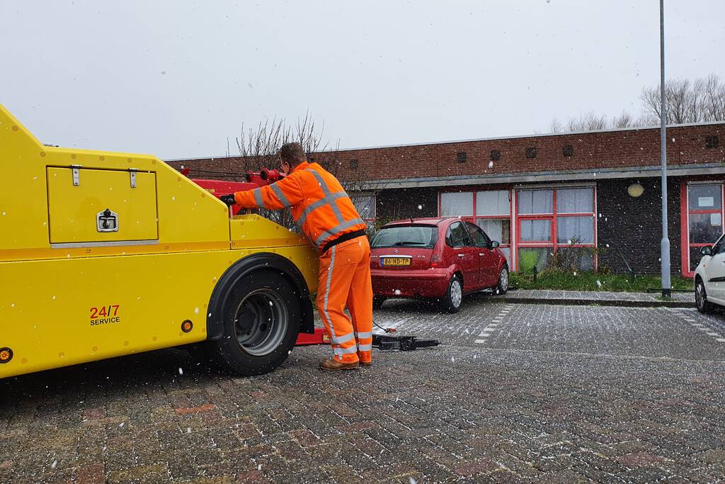 Bestuurster botst met auto tegen gevel