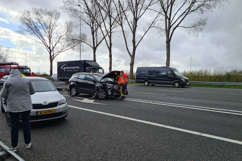 Veel schade na botsing met meerdere voertuigen