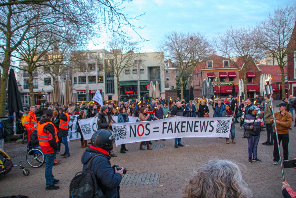 Fakkeltocht tegen coronabeleid en voor het vertrek van Mark Rutte