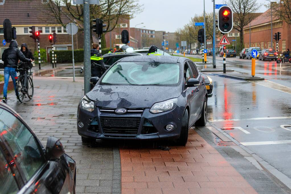 E-biker ernstig gewond bij aanrijding met auto