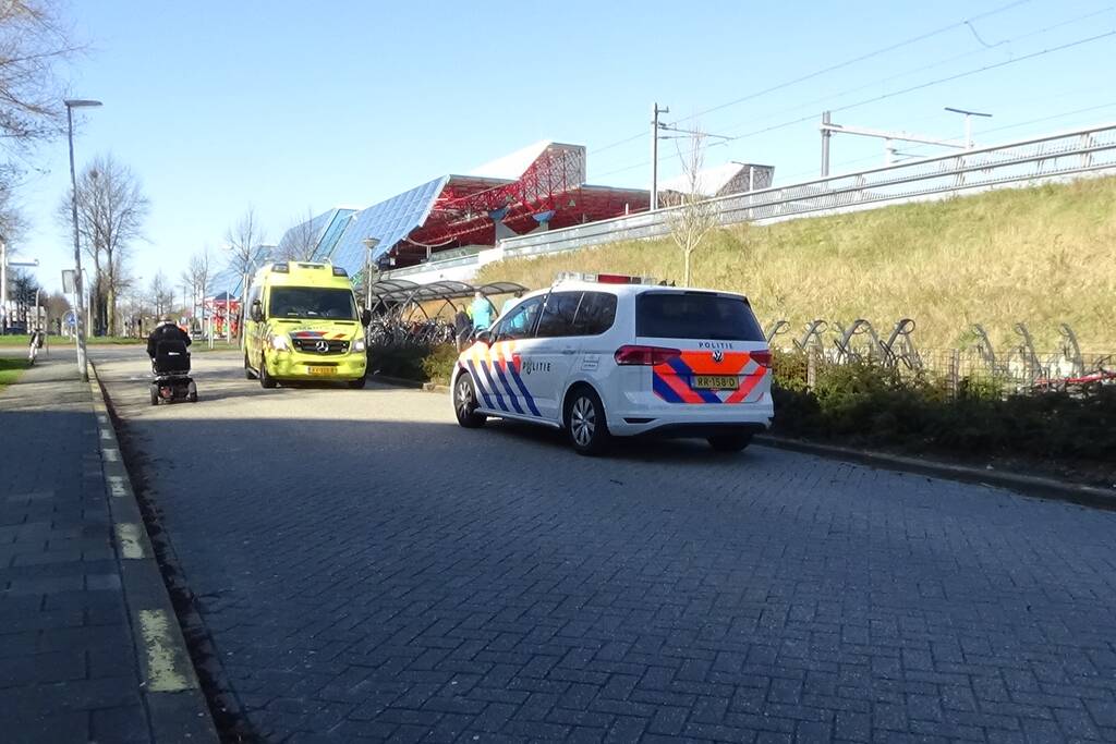 Fietser botst tegen geparkeerde fietsen