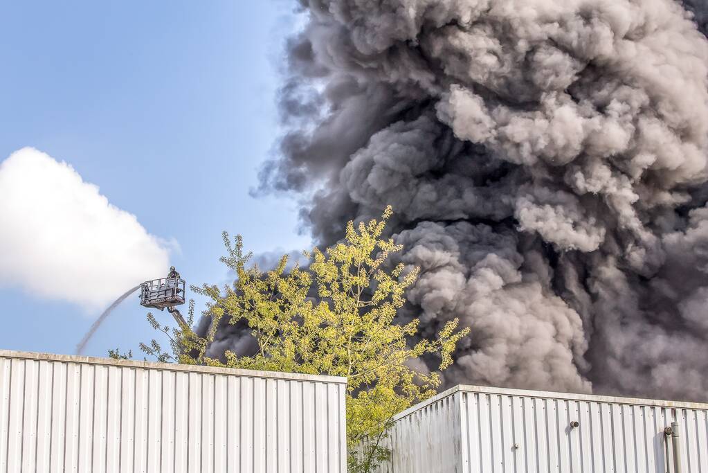 Enorme rookontwikkeling bij brand in meubelmakerij