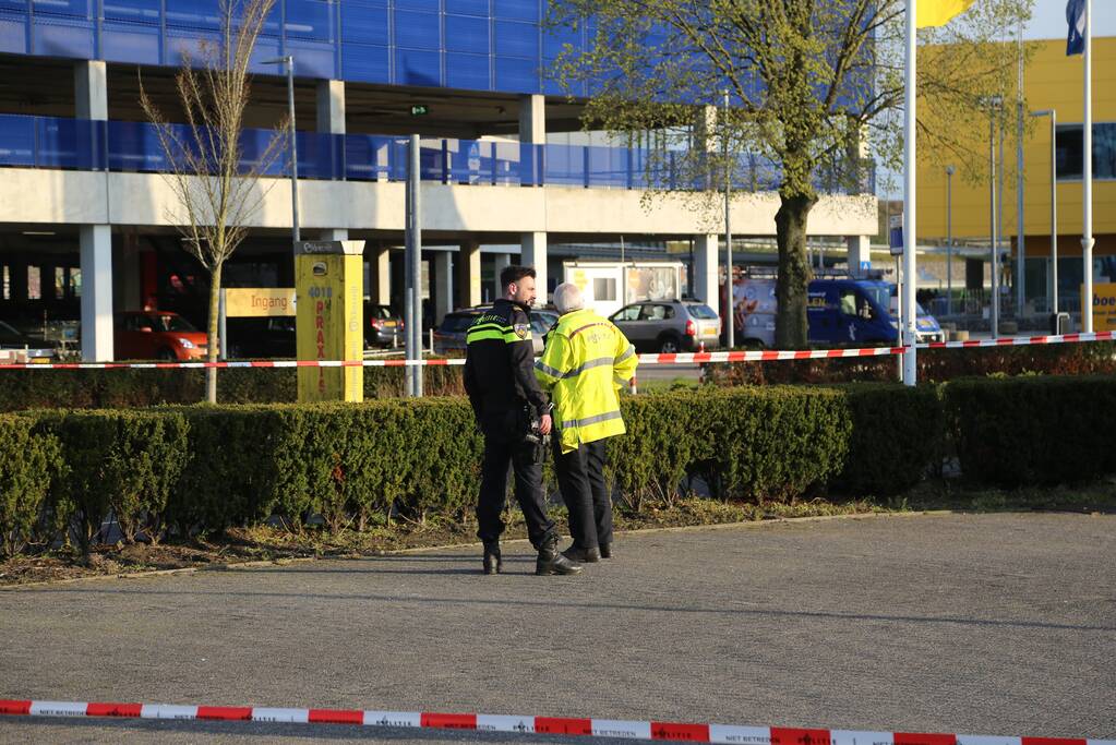 Politie doet onderzoek naar schietpartij op parkeerplaats Praxis