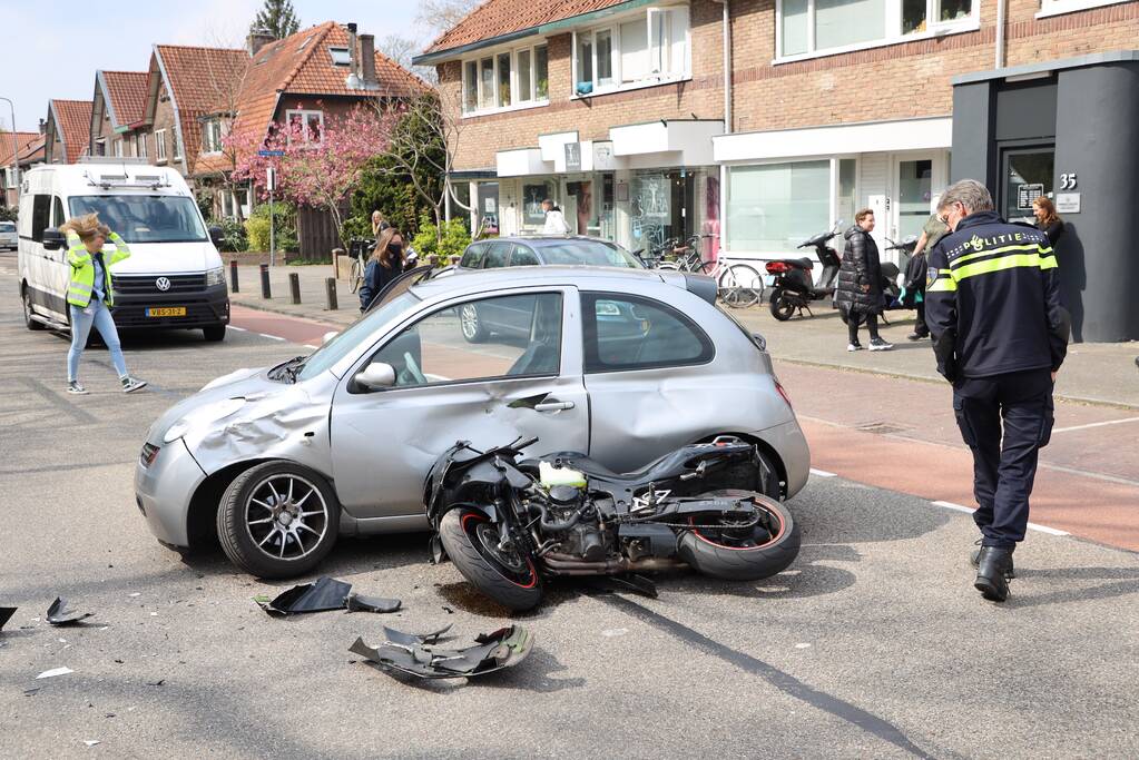 Motorrijder botst op personenauto