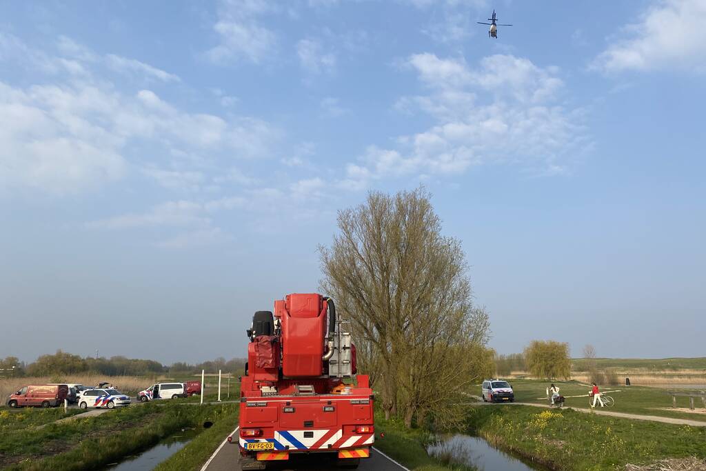 Hulpdiensten zoeken naar persoon in water