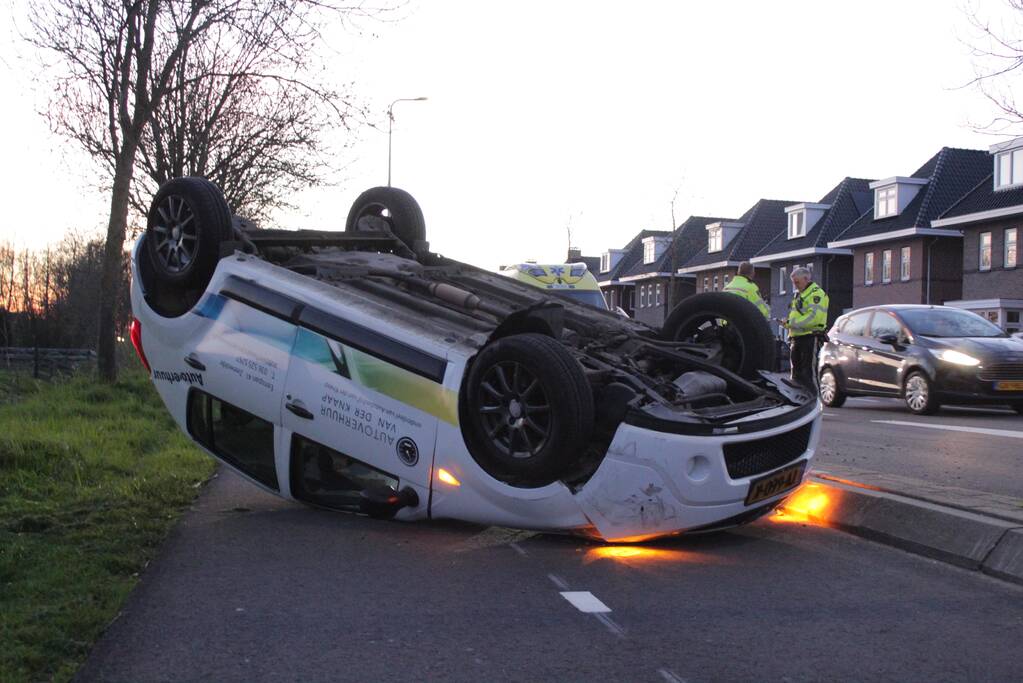 Auto belandt op zijn kop na botsing