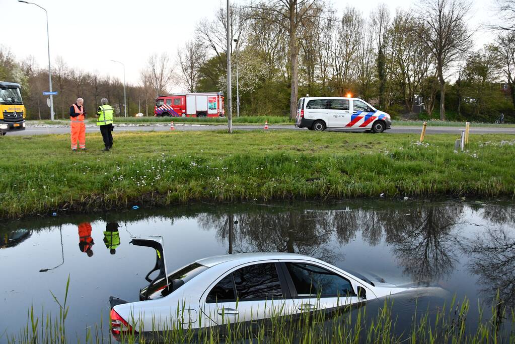 Auto rijdt diepe sloot in