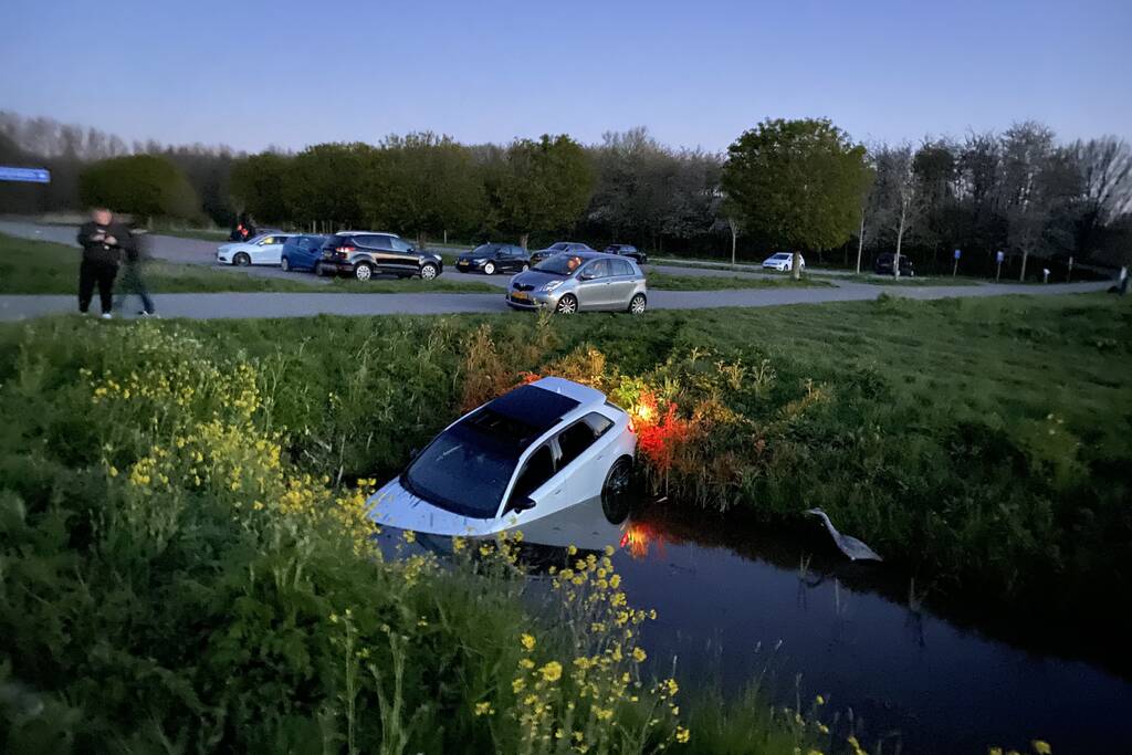 Personenauto belandt in sloot