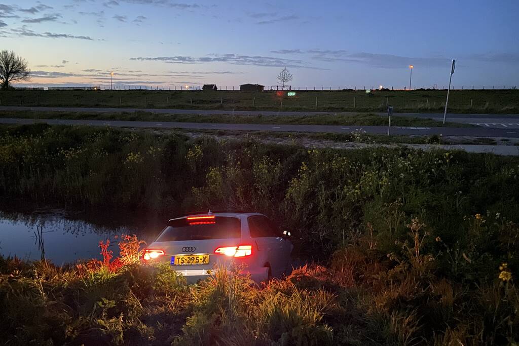 Personenauto belandt in sloot