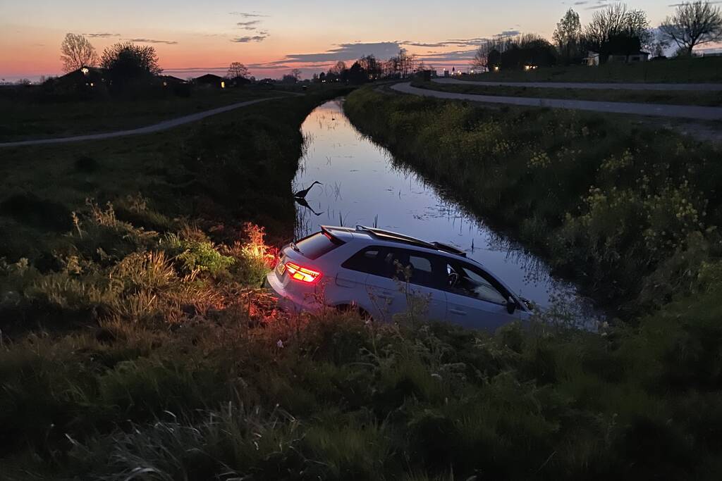 Personenauto belandt in sloot