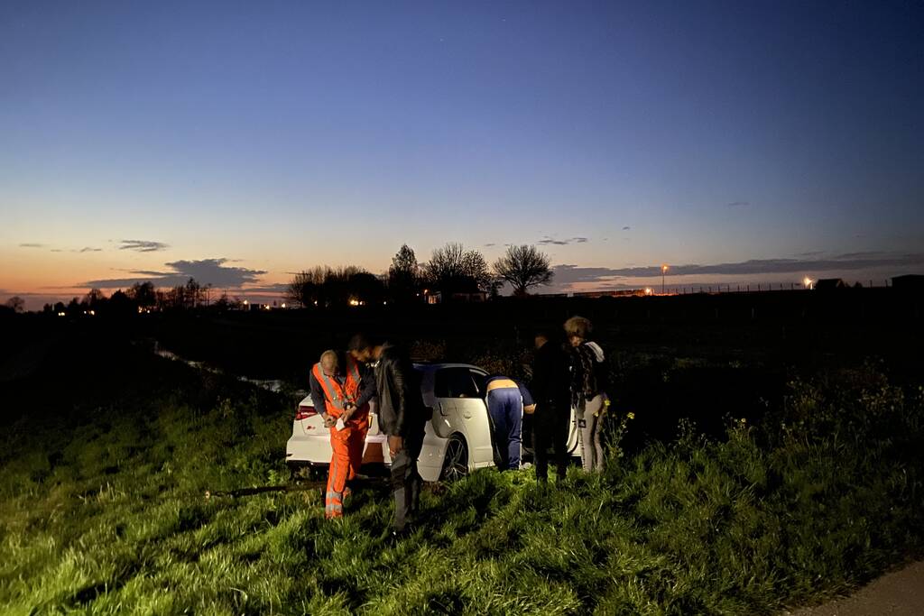 Personenauto belandt in sloot