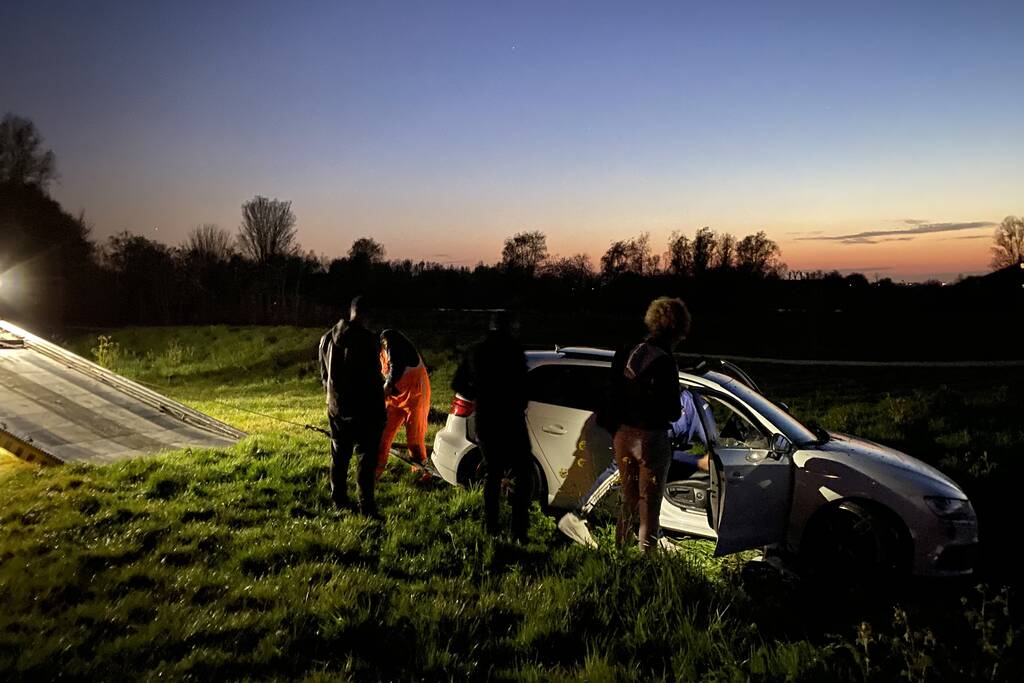 Personenauto belandt in sloot