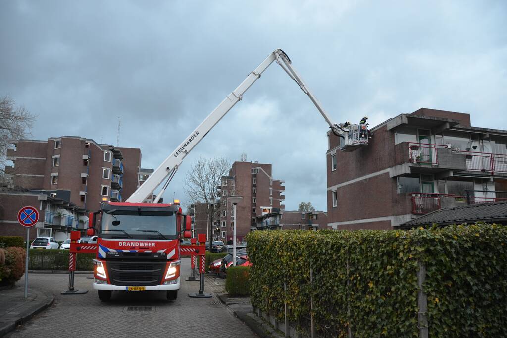 Brandweer boort schroeven in bijna loskomende dakrand