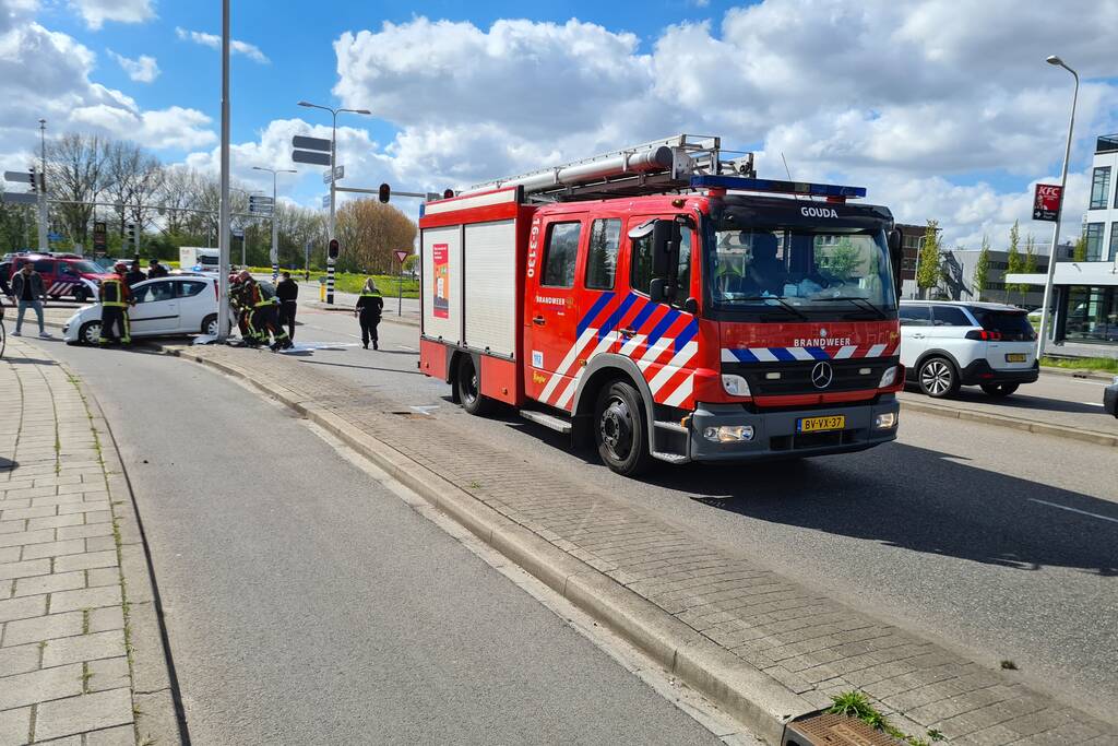 Personenauto totalloss door botsing tegen lantarenpaal