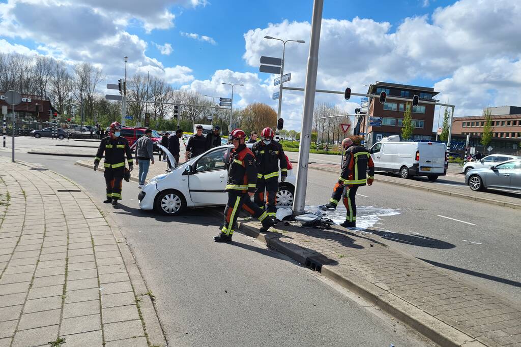 Personenauto totalloss door botsing tegen lantarenpaal