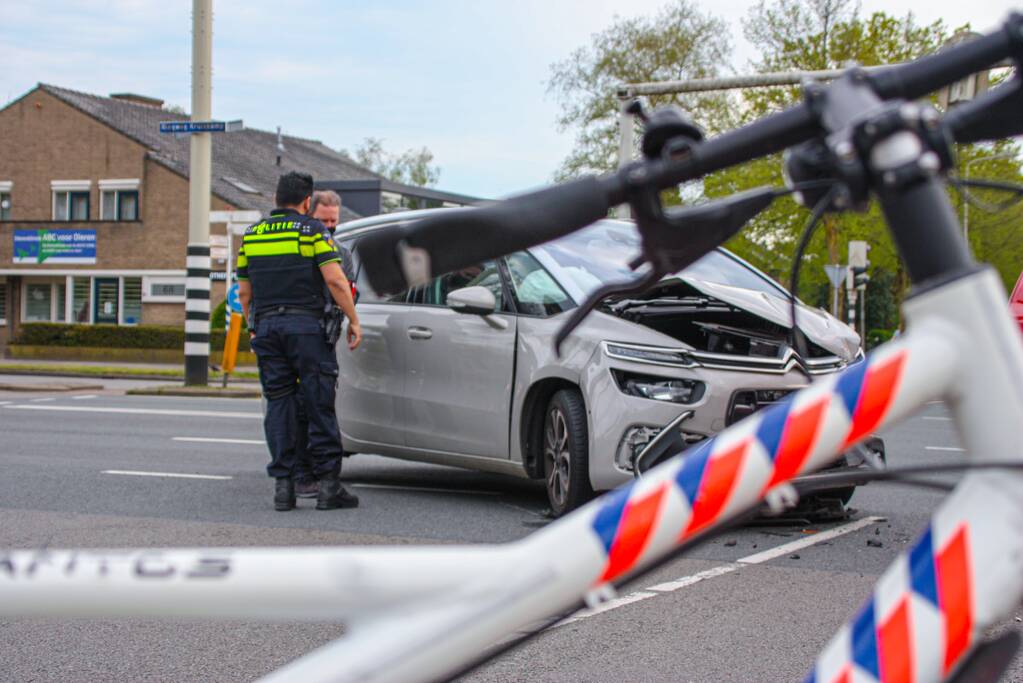 Verkeerschaos en botsing op kruising