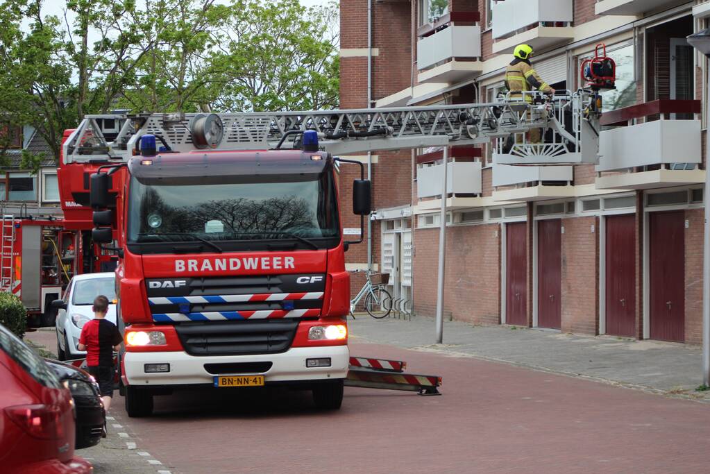 Brandweer blust brand in keuken van appartement