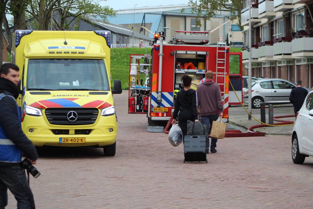 Brandweer blust brand in keuken van appartement