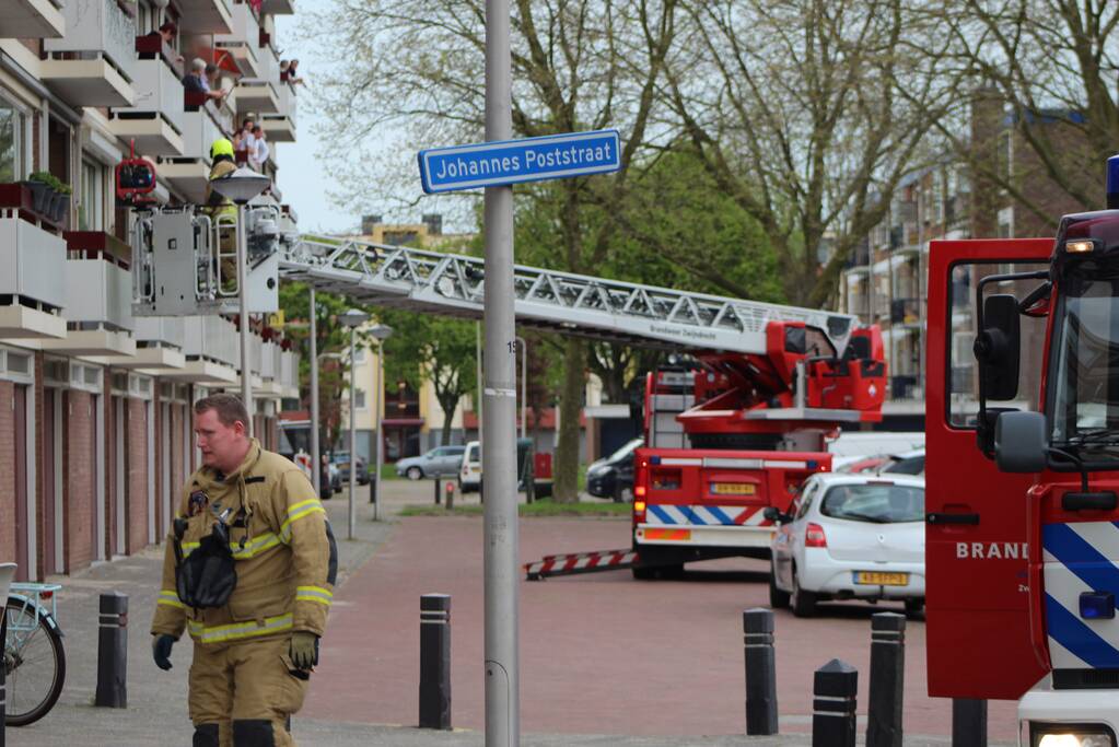 Brandweer blust brand in keuken van appartement