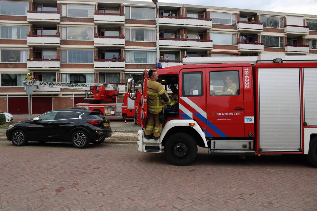 Brandweer blust brand in keuken van appartement