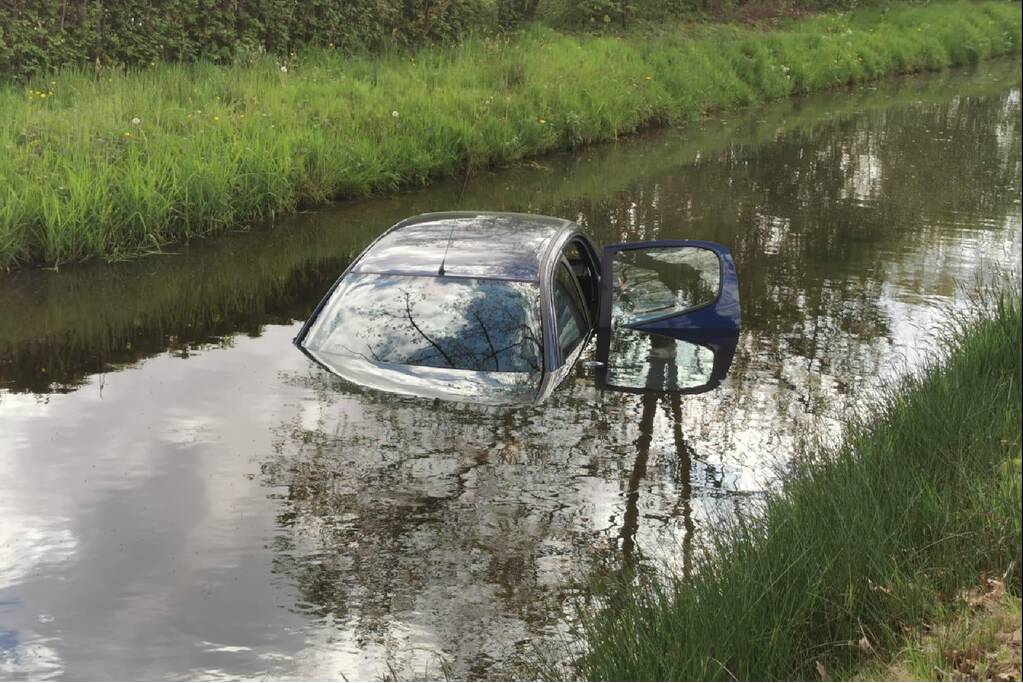 Auto te water, bestuurder haalt nat pak