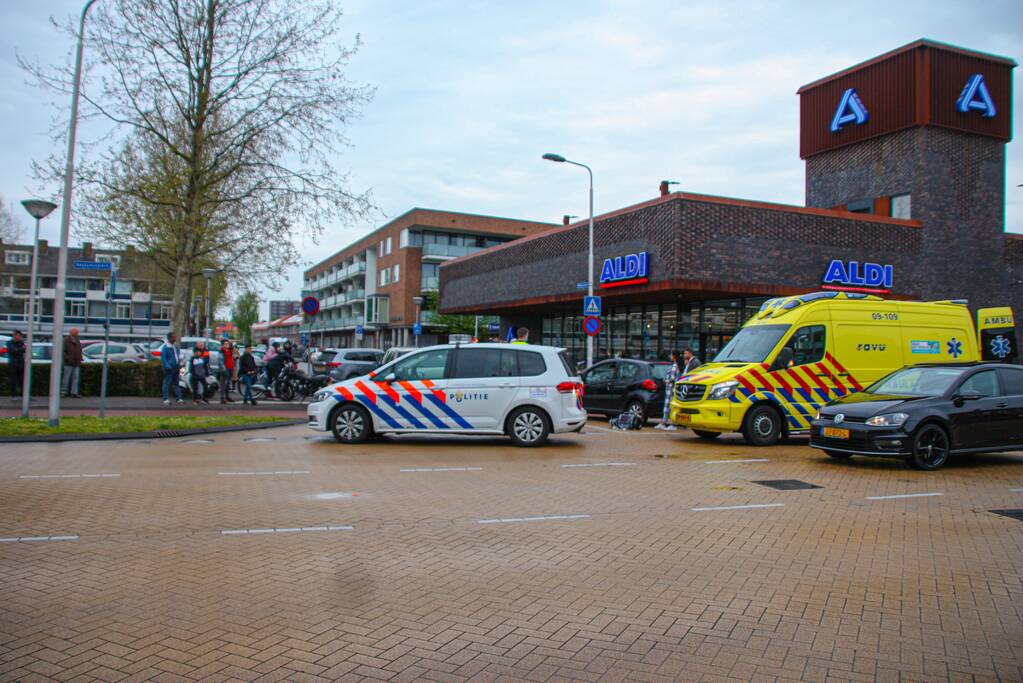 Afslaande automobilist botst op brommerrijder