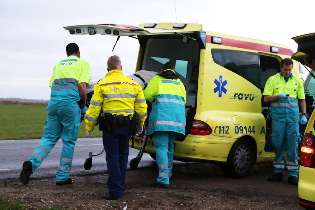 Auto slaat over kop bij eenzijdig ongeval