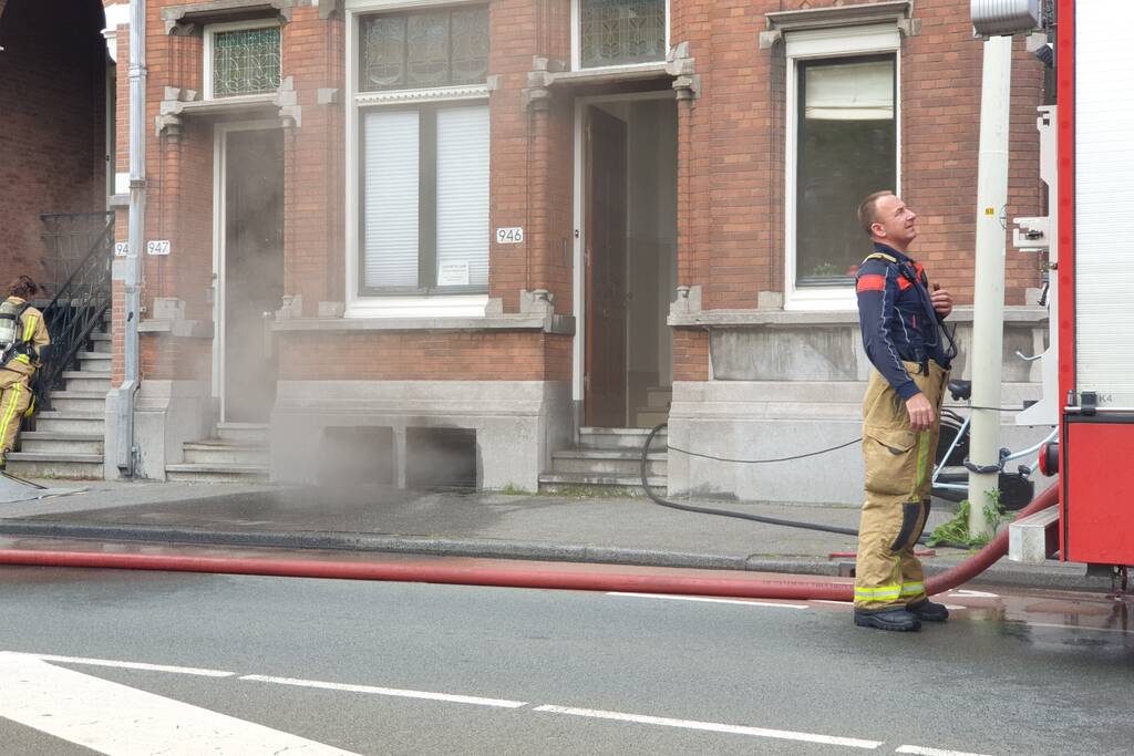 Veel rook door brand in kelder van woning