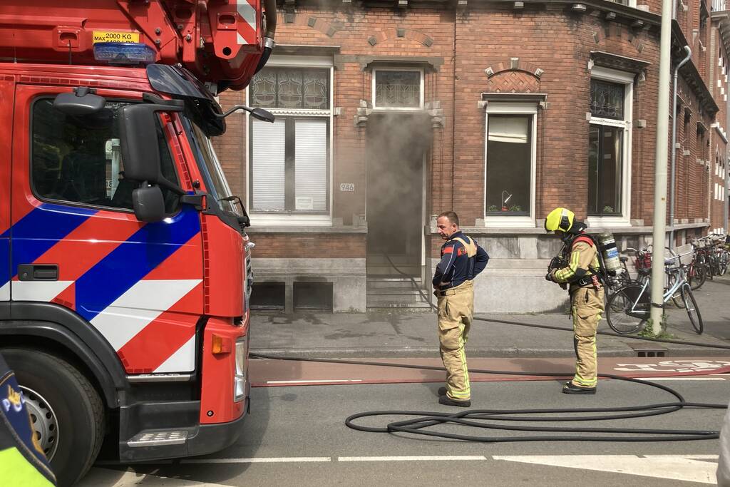 Veel rook door brand in kelder van woning