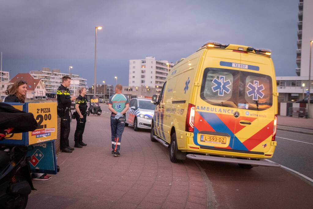 Maaltijdbezorger op scooter onderuit