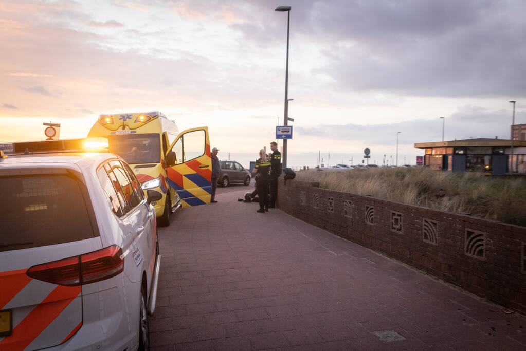 Maaltijdbezorger op scooter onderuit