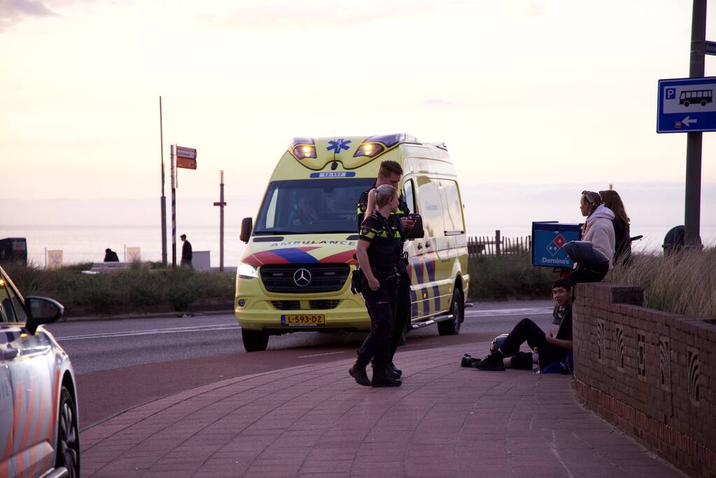 Maaltijdbezorger op scooter onderuit