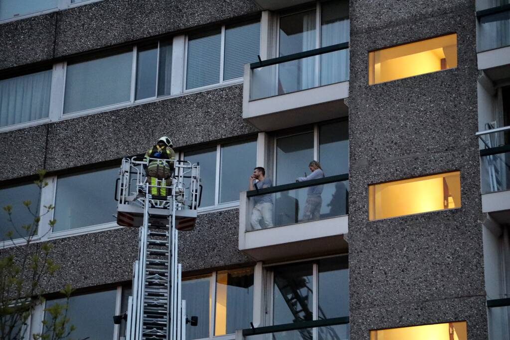 Brandweer helpt buitengesloten bewoners