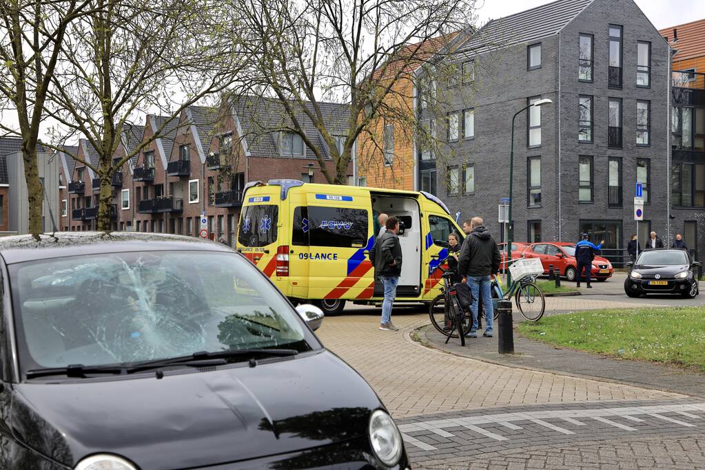 Fietsster geschept door auto