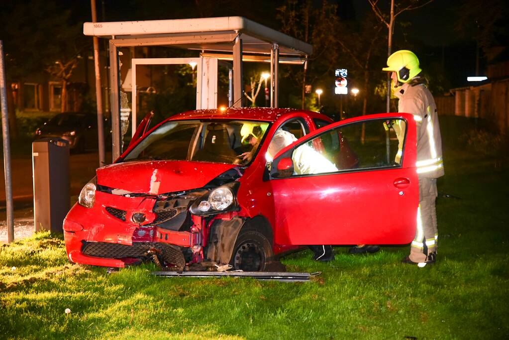 Personenauto botst in bushok